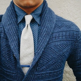 С чем носить темно-синий кардиган в 30 лет мужчине: Если ты принадлежишь к той когорте джентльменов, которые разбираются в моде, тебе полюбится сочетание темно-синего кардигана и синей классической рубашки в горошек.