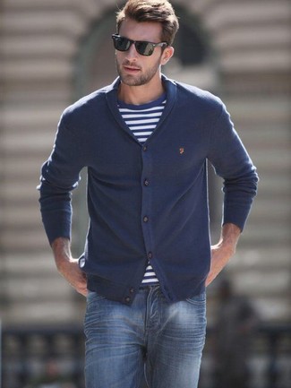 С чем носить темно-синий кардиган в 30 лет мужчине осень: В тандеме друг с другом темно-синий кардиган и темно-синие джинсы смотрятся очень гармонично. Подобный лук обязательно понравится тебе в весенне-осенний период.
