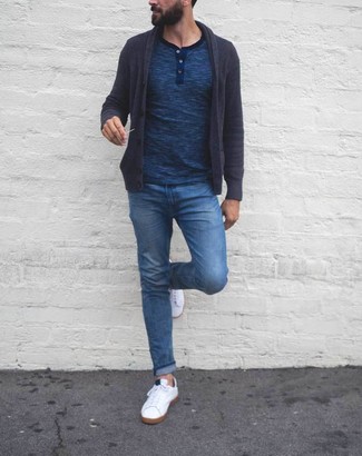 Какие джинсы носить с синим кардиганом мужчине: Если ты ценишь комфорт и практичность, обрати внимание на такое сочетание синего кардигана и джинсов. Если ты любишь экспериментировать, на ноги можешь надеть белые низкие кеды.
