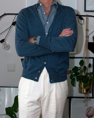 Модный лук: темно-синий кардиган, синяя рубашка с длинным рукавом, белые льняные классические брюки, серебряные часы