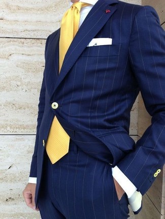 Модный лук: темно-синий костюм в вертикальную полоску, белая классическая рубашка, желтый галстук, белый нагрудный платок