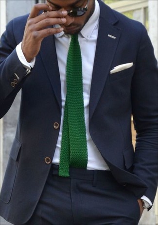 С чем носить зелено-красный галстук мужчине: Темно-синий костюм в паре с зелено-красным галстуком позволит воссоздать элегантный стиль.