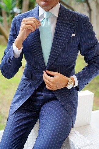 С чем носить зеленый галстук мужчине лето: Несмотря на то, что это классический лук, тандем темно-синего костюма в вертикальную полоску и зеленого галстука всегда будет нравиться джентльменам, покоряя при этом дамские сердца. Отличная идея для комфортного летнего образа.