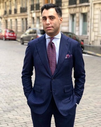С чем носить темно-пурпурный галстук мужчине в деловом стиле: Комбо из темно-синего костюма в вертикальную полоску и темно-пурпурного галстука позволит реализовать строгий деловой стиль.