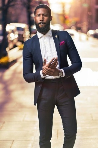 С чем носить розовые кожаные часы мужчине в теплую погоду в деловом стиле: Темно-синий костюм и розовые кожаные часы помогут создать гармоничный и модный лук.