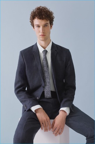 Модный лук: темно-синий костюм, белая классическая рубашка, серый вязаный галстук