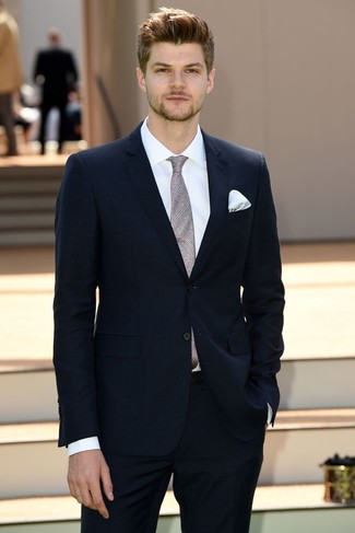 С чем носить серый шерстяной галстук в 20 лет мужчине: Темно-синий костюм в сочетании с серым шерстяным галстуком — прекрасный пример строгого мужского стиля.