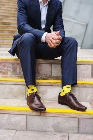 С чем носить желтые носки в горошек мужчине лето: Сочетание темно-синего костюма и желтых носков в горошек — замечательная идея для воплощения мужского образа в стиле элегантной повседневности. Хотел бы добавить сюда толику классики? Тогда в качестве дополнения к этому ансамблю, стоит обратить внимание на темно-коричневые кожаные туфли дерби. Такой образ может стать настоящим спасением, когда за окном 25 градусов жары, а то и больше.