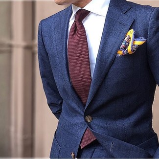 Модный лук: темно-синий костюм в клетку, белая классическая рубашка, темно-красный галстук, желтый нагрудный платок с принтом