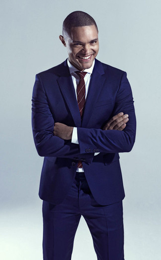 Как Trevor Noah носит Темно-синий костюм, Белая классическая рубашка, Темно-красный галстук в вертикальную полоску