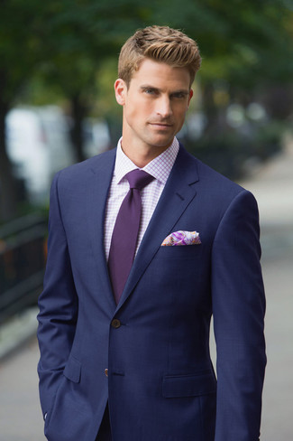 С чем носить пурпурный нагрудный платок лето: Дуэт темно-синего костюма и пурпурного нагрудного платка — отличный пример современного городского стиля. Нечего и говорить, подобный ансамбль будет хорошей идеей в жаркий летний день.