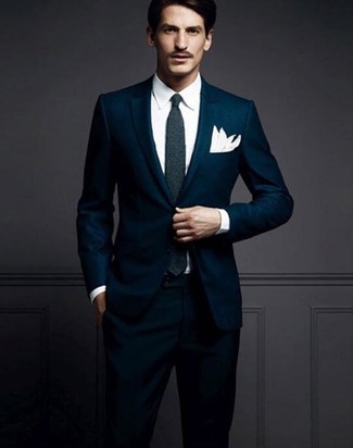 С чем носить серый шерстяной галстук мужчине: Сочетание темно-синего костюма и серого шерстяного галстука поможет составить стильный и привлекательный ансамбль.