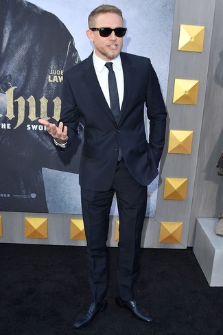 Как Charlie Hunnam носит Темно-синий костюм, Белая классическая рубашка, Темно-синие кожаные туфли дерби, Темно-синий шерстяной галстук