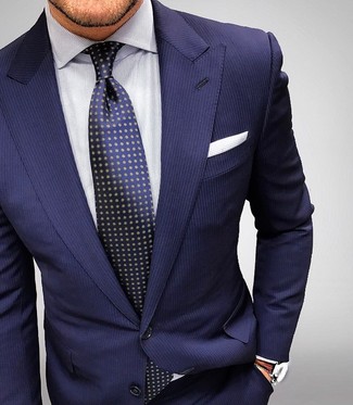 Модный лук: темно-синий костюм в вертикальную полоску, белая классическая рубашка в вертикальную полоску, темно-синий галстук в горошек, белый нагрудный платок