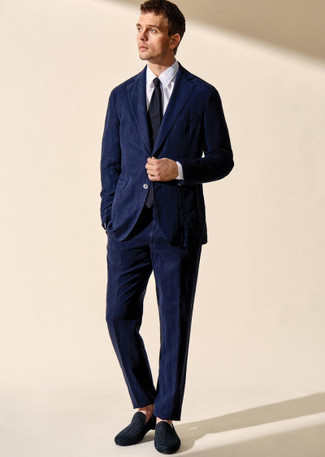 Модный лук: темно-синий вельветовый костюм, белая классическая рубашка, черные лоферы из плотной ткани, темно-синий галстук