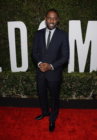 Как Idris Elba носит Темно-синий костюм, Белая классическая рубашка, Черные кожаные оксфорды, Черный шелковый галстук