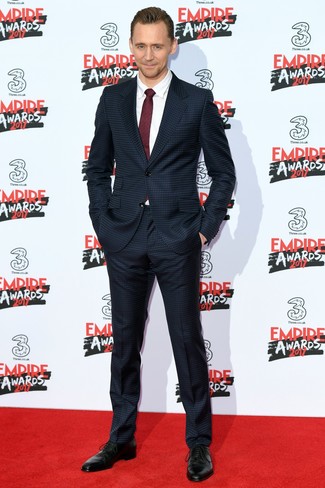 Как Tom Hiddleston носит Темно-синий костюм в горошек, Белая классическая рубашка, Черные кожаные оксфорды, Темно-красный галстук с принтом