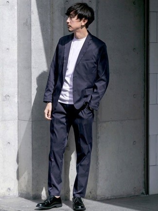 Модный лук: темно-синий костюм, белая футболка с круглым вырезом, черные кожаные туфли дерби, серебряные часы