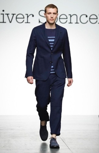 С чем носить темно-синий свитер в горизонтальную полоску мужчине в теплую погоду в деловом стиле: Темно-синий свитер в горизонтальную полоску в сочетании с темно-синим костюмом в вертикальную полоску легко вписывается в разные дресс-коды. Почему бы не привнести в повседневный ансамбль толику изысканности с помощью темно-синих замшевых оксфордов?