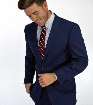 С чем носить темно-красный галстук в вертикальную полоску в 20 лет мужчине: Сочетание темно-синего костюма и темно-красного галстука в вертикальную полоску позволит исполнить строгий деловой стиль.