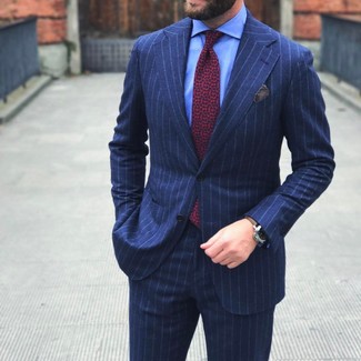 Модный лук: темно-синий костюм в вертикальную полоску, голубая классическая рубашка, красный галстук с принтом, серый нагрудный платок