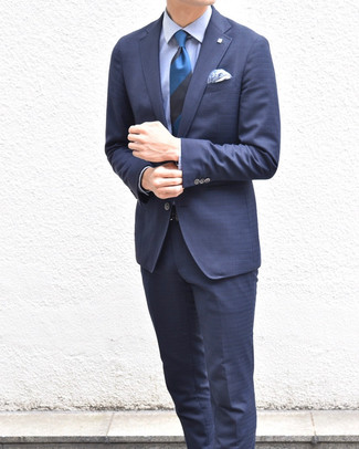 С чем носить темно-синий галстук в горизонтальную полоску мужчине в теплую погоду в деловом стиле: Несмотря на то, что этот образ довольно-таки классический, лук из темно-синего костюма и темно-синего галстука в горизонтальную полоску всегда будет нравиться джентльменам, непременно пленяя при этом сердца прекрасных дам.