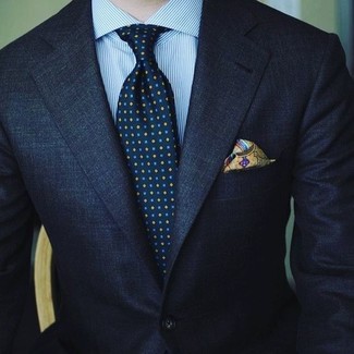 С чем носить оливковый нагрудный платок: Если превыше всего ты ценишь комфорт и практичность, не обходи стороной это лук из темно-синего костюма и оливкового нагрудного платка.