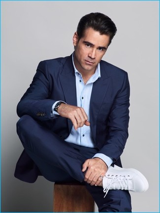 Как Colin Farrell носит Темно-синий костюм, Голубая рубашка с длинным рукавом, Белые кожаные низкие кеды
