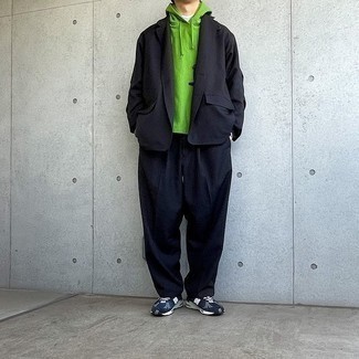 С чем носить темно-сине-зеленые кроссовки мужчине: Если ты из той категории молодых людей, которые разбираются в моде, тебе понравится тандем темно-синего костюма и зеленого худи. Ты можешь легко адаптировать такой образ к повседневным реалиям, надев темно-сине-зелеными кроссовками.