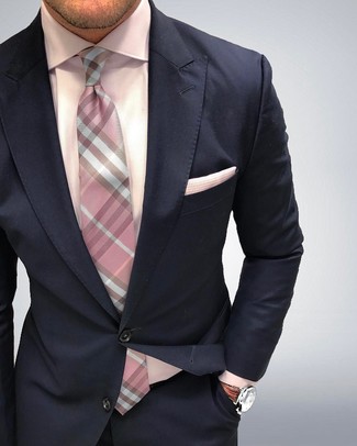 С чем носить ярко-розовый галстук мужчине в деловом стиле: Дуэт темно-синего костюма и ярко-розового галстука выглядит очень мужественно и элегантно.