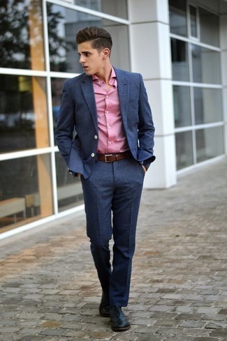 С чем носить черные кожаные броги в деловом стиле: Темно-синий костюм в сочетании с розовой классической рубашкой позволит реализовать строгий мужской стиль. Этот образ неплохо дополнят черные кожаные броги.