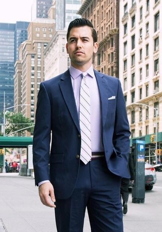 С чем носить темно-пурпурный галстук в 30 лет мужчине в деловом стиле: Несмотря на то, что этот ансамбль выглядит довольно выдержанно, тандем темно-синего костюма и темно-пурпурного галстука является неизменным выбором современных джентльменов, непременно пленяя при этом дамские сердца.
