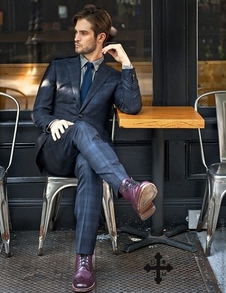 Модный лук: темно-синий костюм в шотландскую клетку, серая классическая рубашка, пурпурные кожаные ботинки броги, темно-синий галстук