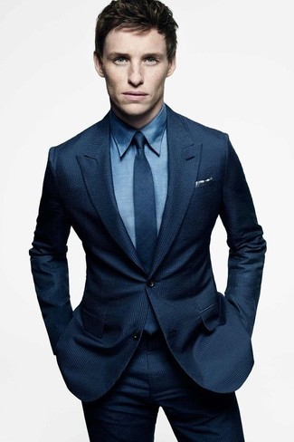 С чем носить синюю классическую рубашку мужчине: Несмотря на то, что этот лук достаточно классический, сочетание синей классической рубашки и темно-синего костюма всегда будет выбором современных джентльменов, покоряя при этом дамские сердца.