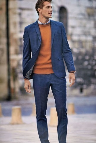 С чем носить коричневый свитер в 30 лет мужчине в теплую погоду в деловом стиле: Если ты приписываешь себя к той редкой группе джентльменов, способных неплохо ориентироваться в одежде, тебе придется по вкусу образ из коричневого свитера и темно-синего костюма в шотландскую клетку.