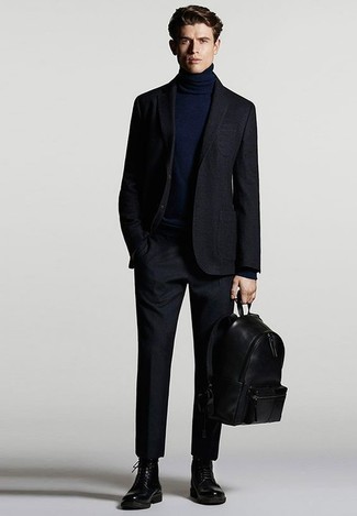 С чем носить черный рюкзак мужчине в теплую погоду: Подобный лук из темно-синего костюма и черного рюкзака легко повторить, а результат тебе точно понравится. Сделать лук изысканнее позволят черные кожаные повседневные ботинки.