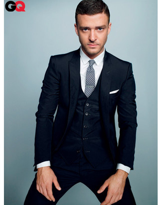 Как Justin Timberlake носит Темно-синий костюм-тройка, Белая классическая рубашка, Бело-черный галстук в мелкую клетку, Белый нагрудный платок