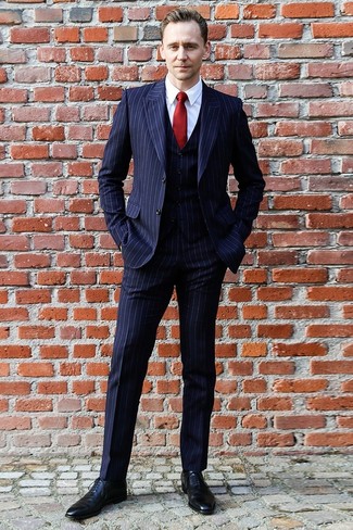 С чем носить шелковый галстук в 30 лет мужчине: Комбо из темно-синего костюма-тройки в вертикальную полоску и шелкового галстука — олицетворение строгого делового стиля. Ты сможешь легко адаптировать такой ансамбль к повседневным условиям городской жизни, дополнив его черными кожаными оксфордами.
