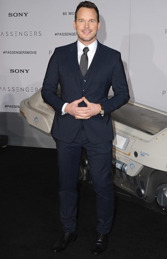 Как Chris Pratt носит Темно-синий костюм-тройка, Белая классическая рубашка, Черные кожаные туфли дерби, Черно-белый галстук в горошек