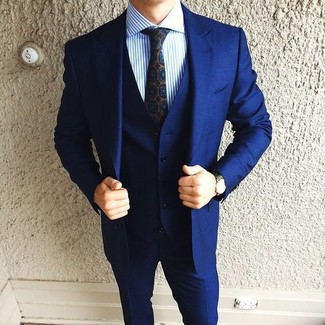 С чем носить темно-сине-белый галстук с принтом мужчине: Сочетание темно-синего костюма-тройки и темно-сине-белого галстука с принтом поможет составить модный и в то же время изысканный лук.