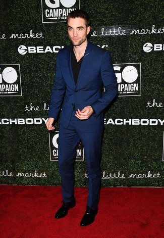 Как Robert Pattinson носит Темно-синий костюм, Черная классическая рубашка, Черные кожаные туфли дерби