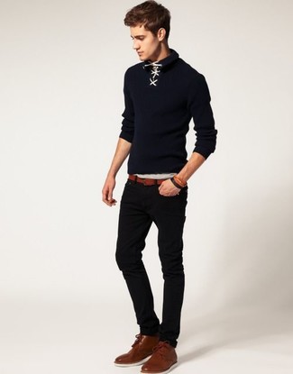 Как носить темно-синий свитер с горловиной на пуговицах с черными джинсами: Можно с уверенностю сказать, что темно-синий свитер с горловиной на пуговицах смотрится гармонично в тандеме с черными джинсами. Что до обуви, табачные кожаные ботинки дезерты — самый достойный вариант.