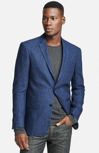 Как носить темно-синий пиджак с темно-серыми джинсами в 30 лет мужчине: Если ты принадлежишь к той редкой категории джентльменов, ориентирующихся в модных тенденциях, тебе подойдет образ из темно-синего пиджака и темно-серых джинсов.
