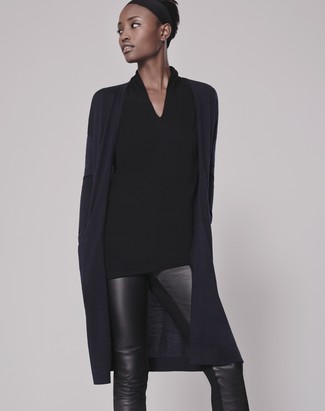 Модный лук: темно-синий открытый кардиган, черная блузка с длинным рукавом, черные кожаные узкие брюки