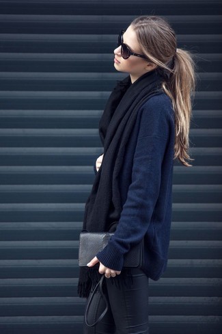 С чем носить шарф женщине в стиле смарт-кэжуал: Темно-синий открытый кардиган и шарф — хорошая формула для создания приятного и несложного ансамбля.