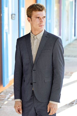 С чем носить шорты мужчине в теплую погоду в стиле смарт-кэжуал: Темно-синий пиджак и шорты — беспроигрышный вариант для приверженцев дресс-кода smart casual.