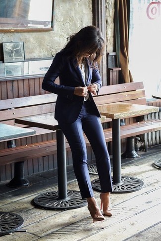 С чем носить светло-коричневые кожаные туфли в деловом стиле: Темно-синий пиджак в сочетании с темно-синими узкими брюками — замечательный вариант для создания лука в стиле смарт-кэжуал. Что же до обуви, светло-коричневые кожаные туфли — самый подходящий вариант.
