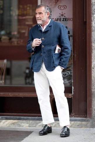 Как носить белую классическую рубашку с темно-синим пиджаком за 50 лет мужчине в теплую погоду: Темно-синий пиджак выглядит прекрасно в паре с белой классической рубашкой. В качестве обуви здесь напрашиваются черные кожаные туфли дерби.