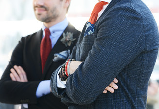 С чем носить горчичный галстук мужчине: Несмотря на то, что этот образ выглядит весьма сдержанно, тандем темно-синего пиджака в шотландскую клетку и горчичного галстука является неизменным выбором современных джентльменов, покоряя при этом сердца прекрасных дам.