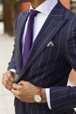 С чем носить темно-пурпурный галстук мужчине: Несмотря на то, что этот лук выглядит довольно-таки сдержанно, тандем темно-синего пиджака в вертикальную полоску и темно-пурпурного галстука всегда будет выбором стильных мужчин, пленяя при этом сердца представительниц прекрасного пола.
